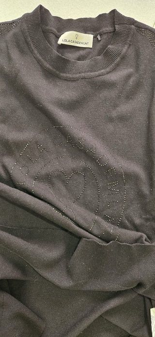 Jersey Lola Casademunt negro pedrería logo