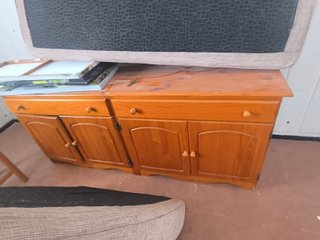Mueble de madera marrón