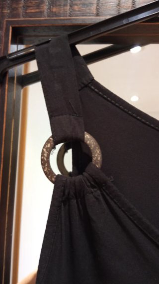 Blusa tirantes negra con anillas