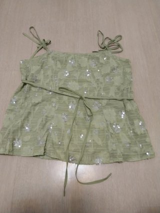 Blusa verde con lentejuelas.
