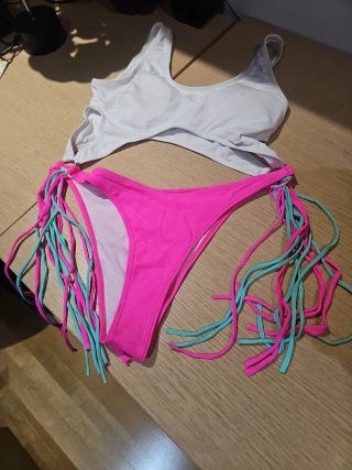Trikini con flecos rosa y turquesa