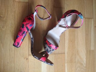 Sandalias ASOS tacón estampado floral y leopardo