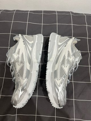 Zapatillas Off-White grises y blancas