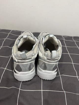 Zapatillas Off-White grises y blancas