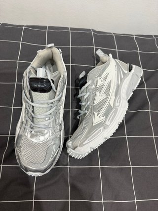 Zapatillas Off-White grises y blancas