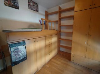 Mesa de escritorio y estanterías
