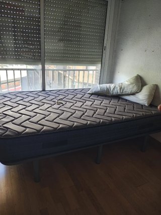 Mesa de escritorio y estanterías
