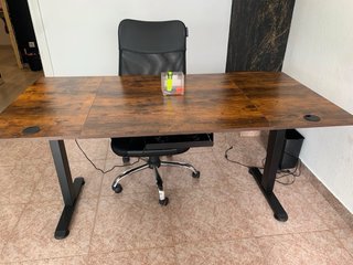 Escritorio Elevador Ajustable con enchufe