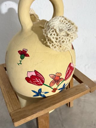 Botijo antiguo pintado a mano con pie de madera