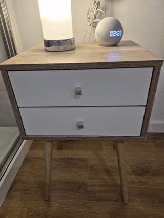 Mesita de noche moderna madera y blanco