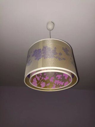 Lámpara colgante floral dorada y morada