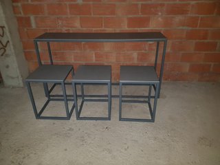 Mesa alta gris con 3 taburetes