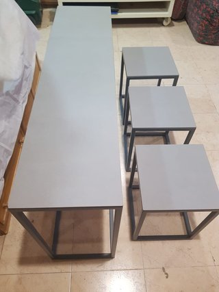 Mesa alta gris con 3 taburetes