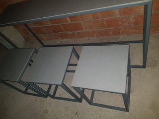 Mesa alta gris con 3 taburetes