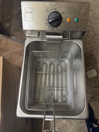 Freidora Eléctrica Makro 8L noevo con caja