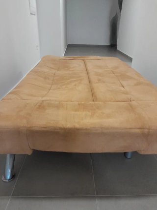 Sofá cama beige tela y metal