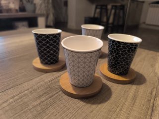Juego 4 tazas cerámica diseño geométrico y bambú