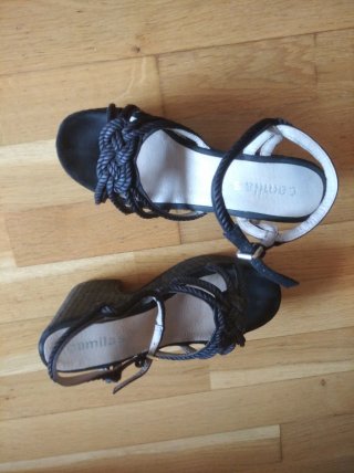 Sandalias cuña Camila's negras