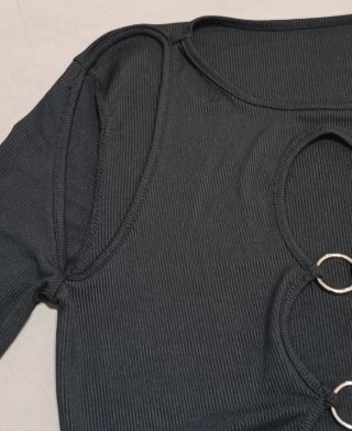 Crop top negro de manga larga con anillas metálica