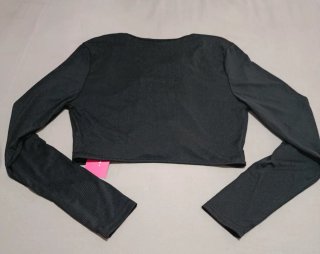 Crop top negro de manga larga con anillas metálica