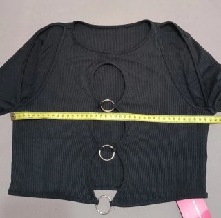 Crop top negro de manga larga con anillas metálica