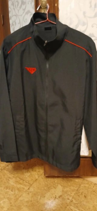 Chaqueta deportiva negra y roja