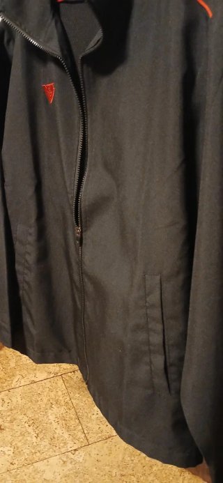 Chaqueta deportiva negra y roja