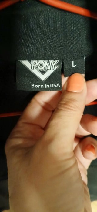Chaqueta deportiva negra y roja