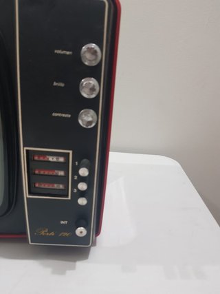Televisor Antiguo Gruner Rojo y Negro