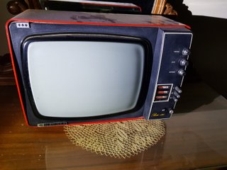 Televisor Antiguo Gruner Rojo y Negro