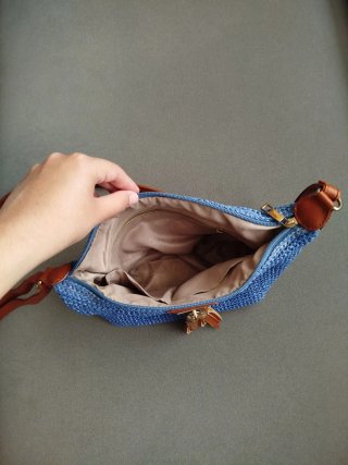 Bolso de hombro azul y marrón