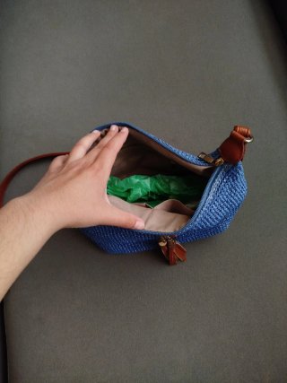 Bolso de hombro azul y marrón