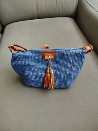 Bolso de hombro azul y marrón