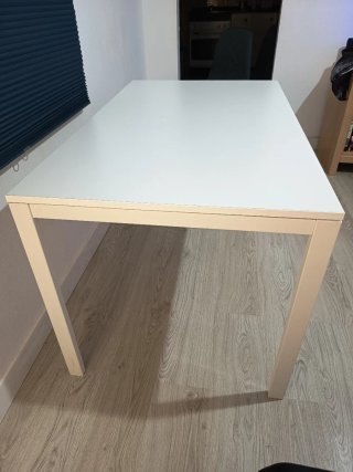 Mesa de salón blanca y acero
