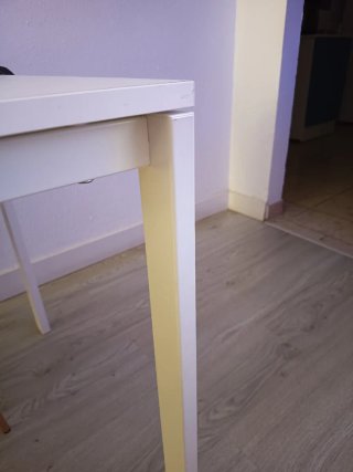 Mesa de salón blanca y acero