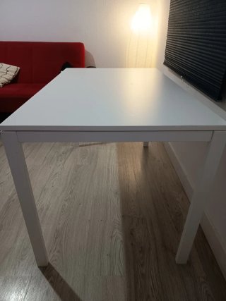 Mesa de salón blanca y acero