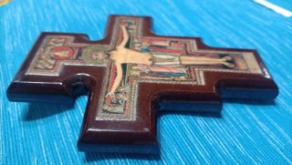 Crocifisso in legno con immagine sacra