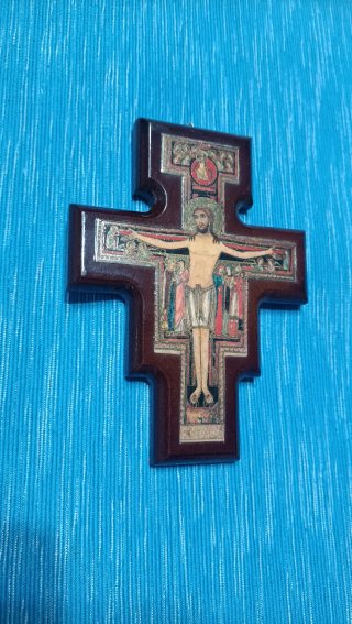Crocifisso in legno con immagine sacra
