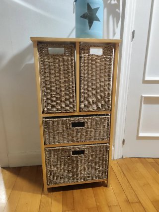 Mueble de ratán con cestas y cajones