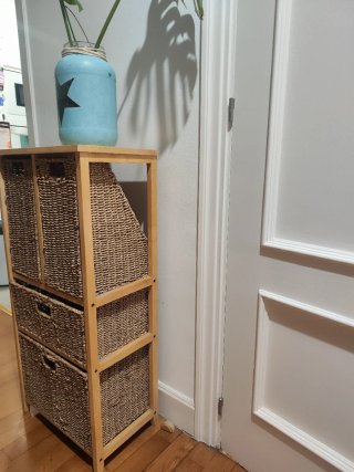 Mueble de ratán con cestas y cajones