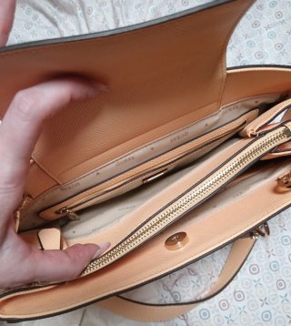Bolso Guess Rosa y Dorado