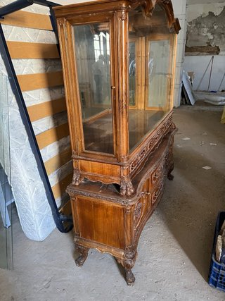 Vitrina de madera y cristal