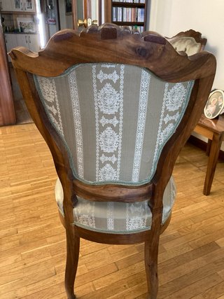 Coppia di sedie antiche. Legno massiccio.