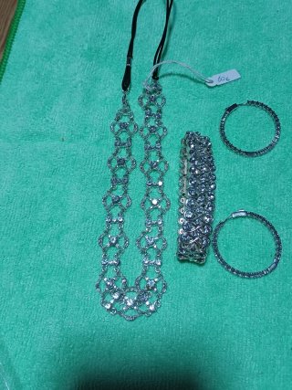 Conjunto de collar, pulsera y pendientes