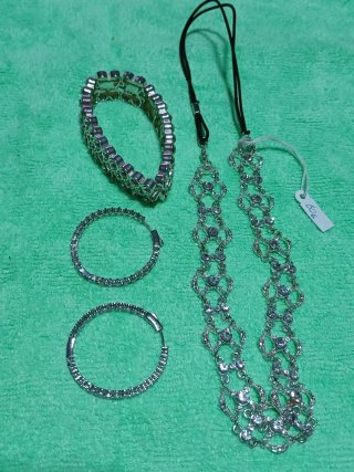 Conjunto de collar, pulsera y pendientes