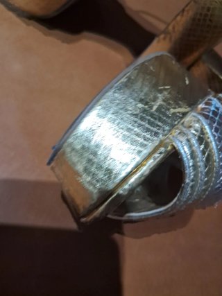 Sandalias de tacón doradas y plateadas