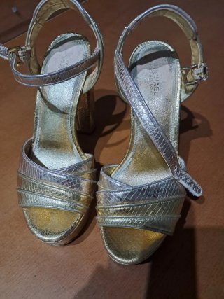 Sandalias de tacón doradas y plateadas