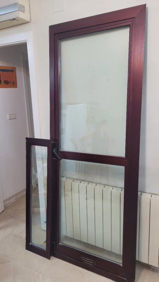 Puerta aluminio con ventana
