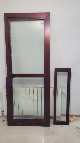 Puerta aluminio con ventana