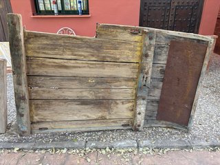 Trillo antiguo de madera y metal